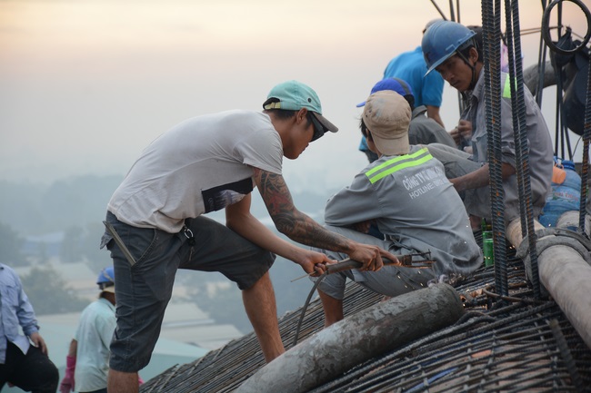 Hoàn thành đổ bê tông phần mái hạ tòa nhà đa năng