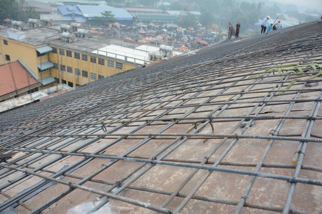 Hoàn thành đổ bê tông phần mái hạ tòa nhà đa năng