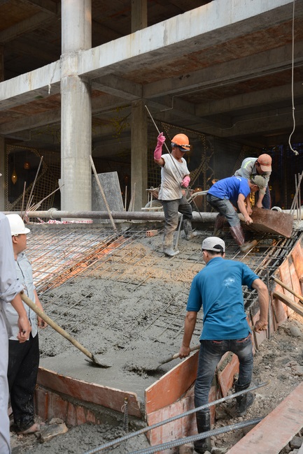 Hoàn thành đổ bê tông phần mái hạ tòa nhà đa năng