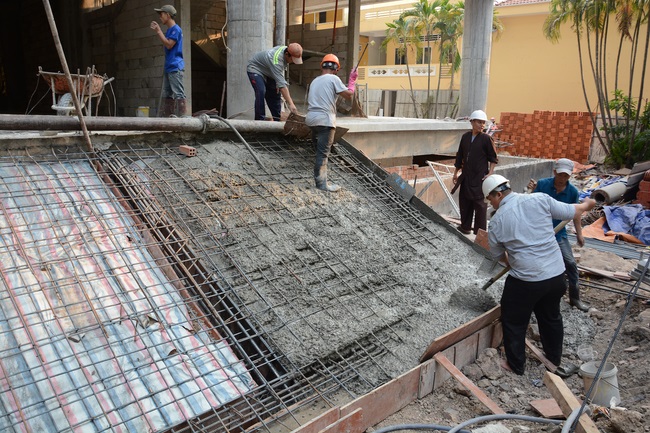 Hoàn thành đổ bê tông phần mái hạ tòa nhà đa năng