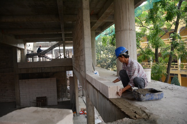 Hoàn thành đổ bê tông phần mái hạ tòa nhà đa năng