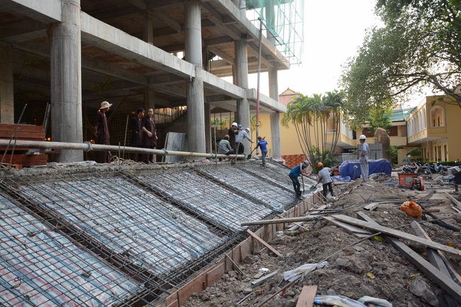 Hoàn thành đổ bê tông phần mái hạ tòa nhà đa năng