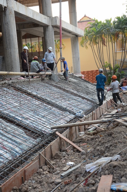 Hoàn thành đổ bê tông phần mái hạ tòa nhà đa năng