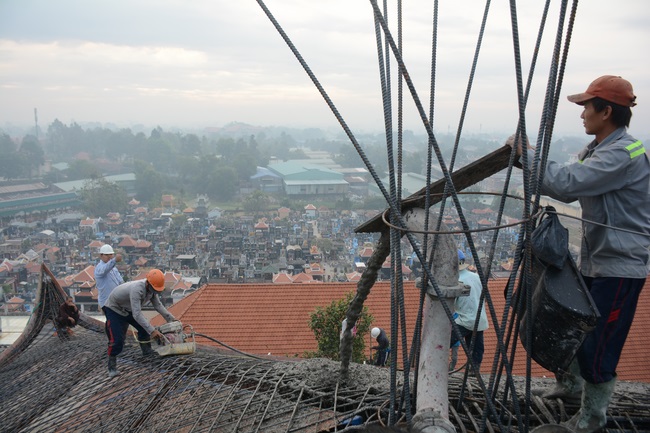 Hoàn thành đổ bê tông phần mái hạ tòa nhà đa năng