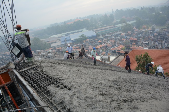 Hoàn thành đổ bê tông phần mái hạ tòa nhà đa năng
