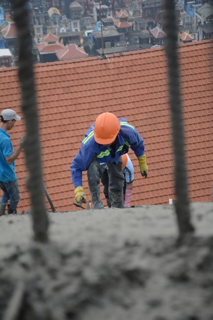 Hoàn thành đổ bê tông phần mái hạ tòa nhà đa năng