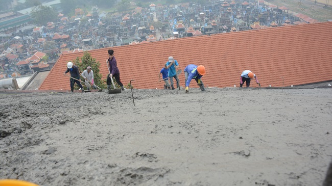 Hoàn thành đổ bê tông phần mái hạ tòa nhà đa năng
