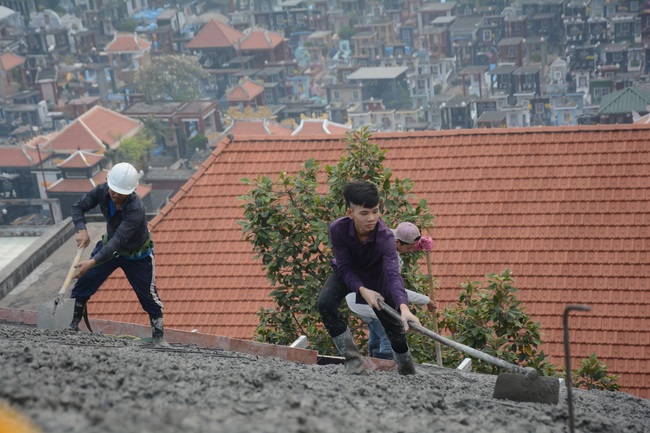 Hoàn thành đổ bê tông phần mái hạ tòa nhà đa năng