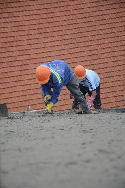 Hoàn thành đổ bê tông phần mái hạ tòa nhà đa năng