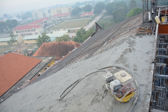 Hoàn thành đổ bê tông phần mái hạ tòa nhà đa năng