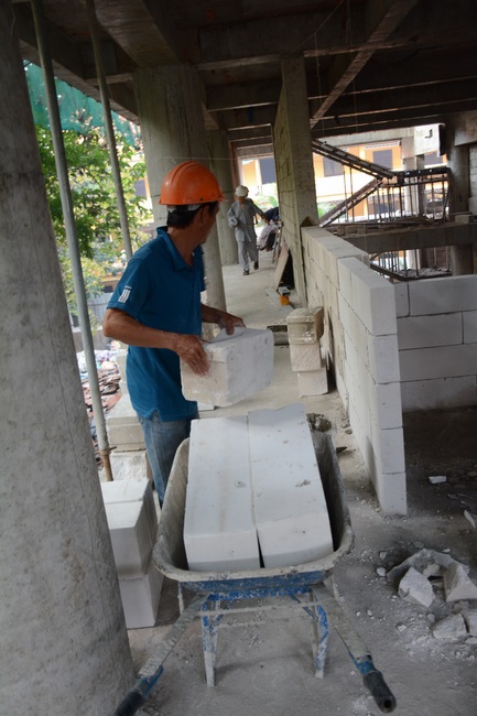 Hoàn thành đổ bê tông phần mái hạ tòa nhà đa năng