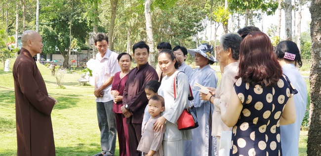 Quý thầy và các phái đoàn Phật tử chúc tết Thượng tọa Thích Chân Tính từ ngày 11-15 tết