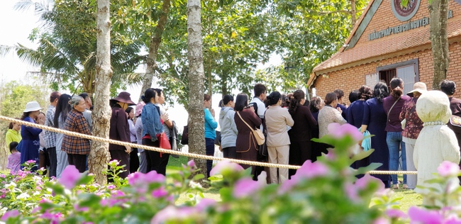 Quý thầy và các phái đoàn Phật tử chúc tết Thượng tọa Thích Chân Tính từ ngày 11-15 tết