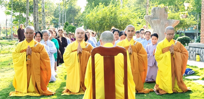 Quý thầy và các phái đoàn Phật tử chúc tết Thượng tọa Thích Chân Tính từ ngày 11-15 tết