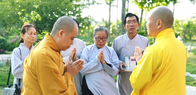 Quý thầy và các phái đoàn Phật tử chúc tết Thượng tọa Thích Chân Tính từ ngày 11-15 tết