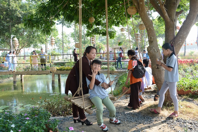 Quý thầy và các phái đoàn Phật tử chúc tết Thượng tọa Thích Chân Tính từ ngày 11-15 tết