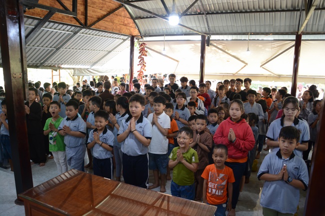 Quý thầy và các phái đoàn Phật tử chúc tết Thượng tọa Thích Chân Tính từ ngày 11-15 tết