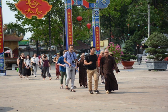 Sinh viên trường đại học quốc tế Hoa Kỳ tại Việt Nam đến thăm chùa Hoằng Pháp