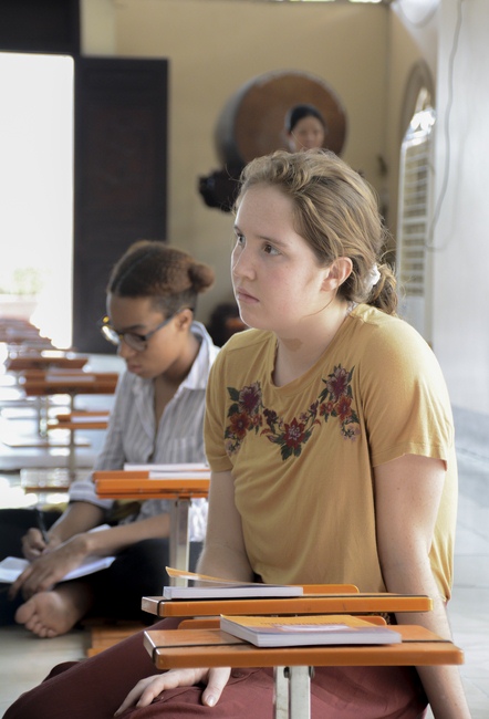 Sinh viên trường đại học quốc tế Hoa Kỳ tại Việt Nam đến thăm chùa Hoằng Pháp