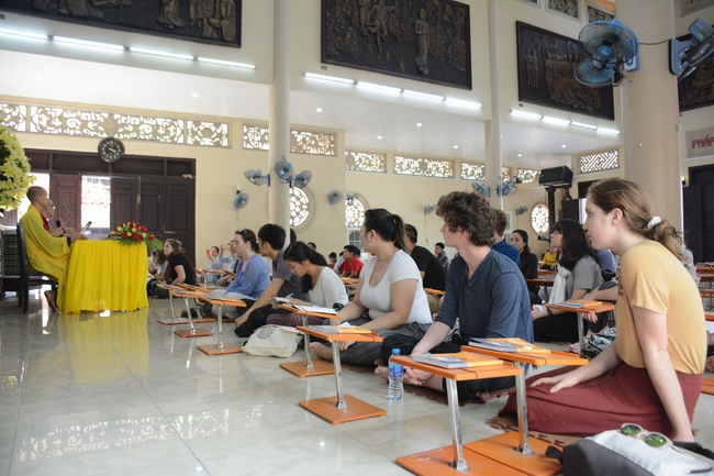 Sinh viên trường đại học quốc tế Hoa Kỳ tại Việt Nam đến thăm chùa Hoằng Pháp