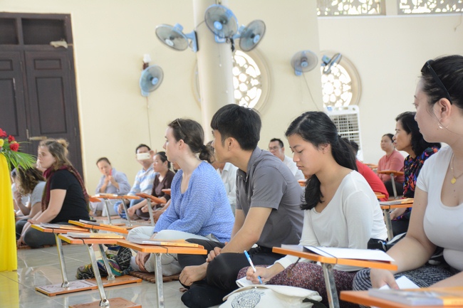 Sinh viên trường đại học quốc tế Hoa Kỳ tại Việt Nam đến thăm chùa Hoằng Pháp