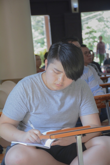 Sinh viên trường đại học quốc tế Hoa Kỳ tại Việt Nam đến thăm chùa Hoằng Pháp