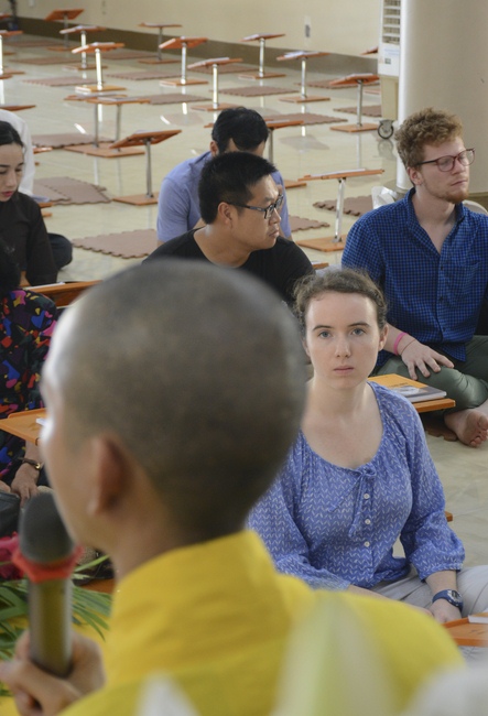 Sinh viên trường đại học quốc tế Hoa Kỳ tại Việt Nam đến thăm chùa Hoằng Pháp