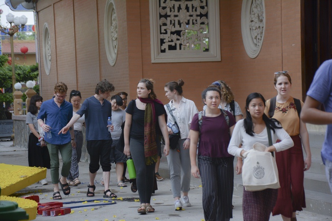 Sinh viên trường đại học quốc tế Hoa Kỳ tại Việt Nam đến thăm chùa Hoằng Pháp