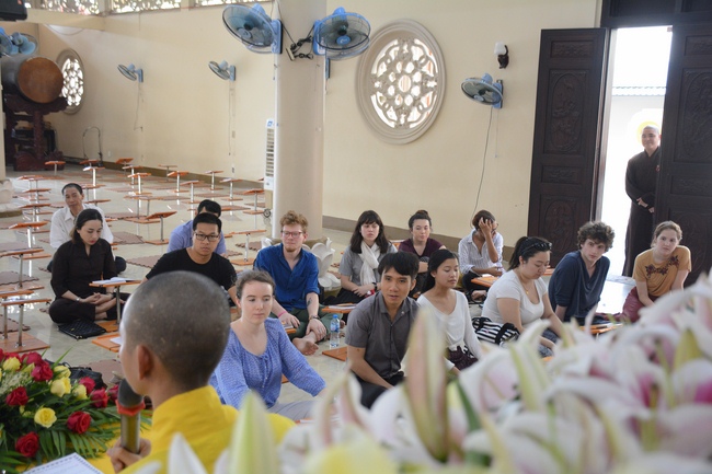 Sinh viên trường đại học quốc tế Hoa Kỳ tại Việt Nam đến thăm chùa Hoằng Pháp