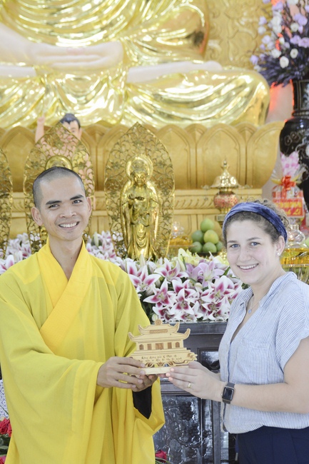 Sinh viên trường đại học quốc tế Hoa Kỳ tại Việt Nam đến thăm chùa Hoằng Pháp