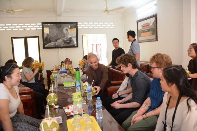 Sinh viên trường đại học quốc tế Hoa Kỳ tại Việt Nam đến thăm chùa Hoằng Pháp