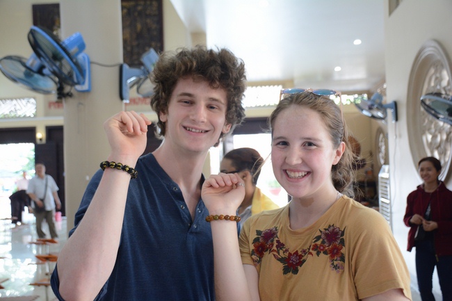 Sinh viên trường đại học quốc tế Hoa Kỳ tại Việt Nam đến thăm chùa Hoằng Pháp