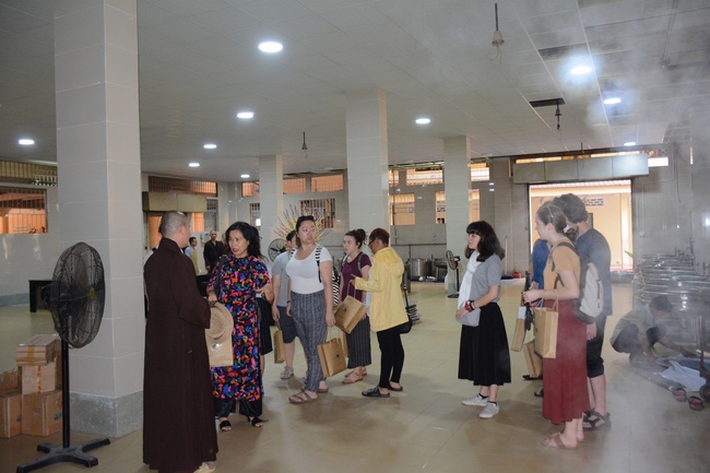 Sinh viên trường đại học quốc tế Hoa Kỳ tại Việt Nam đến thăm chùa Hoằng Pháp