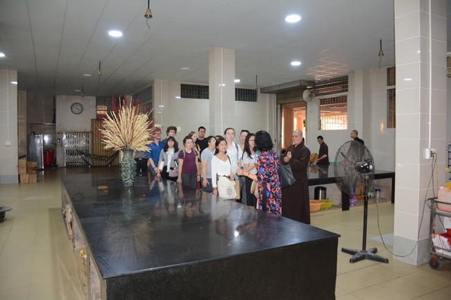 Sinh viên trường đại học quốc tế Hoa Kỳ tại Việt Nam đến thăm chùa Hoằng Pháp