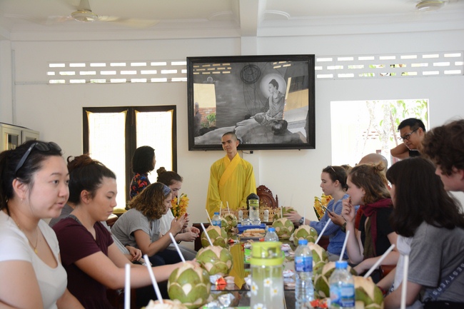 Sinh viên trường đại học quốc tế Hoa Kỳ tại Việt Nam đến thăm chùa Hoằng Pháp