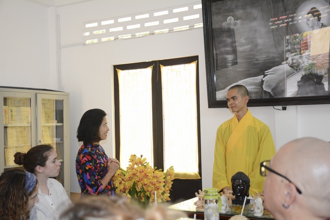 Sinh viên trường đại học quốc tế Hoa Kỳ tại Việt Nam đến thăm chùa Hoằng Pháp