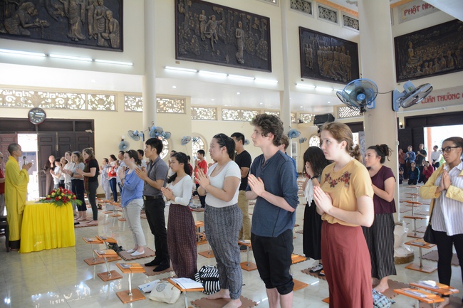 Sinh viên trường đại học quốc tế Hoa Kỳ tại Việt Nam đến thăm chùa Hoằng Pháp