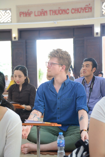 Sinh viên trường đại học quốc tế Hoa Kỳ tại Việt Nam đến thăm chùa Hoằng Pháp