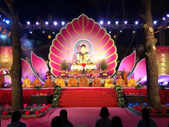 Lễ Hoa đăng Liên Hoa Hội Thượng tại chùa Côn Sơn – Hải Dương