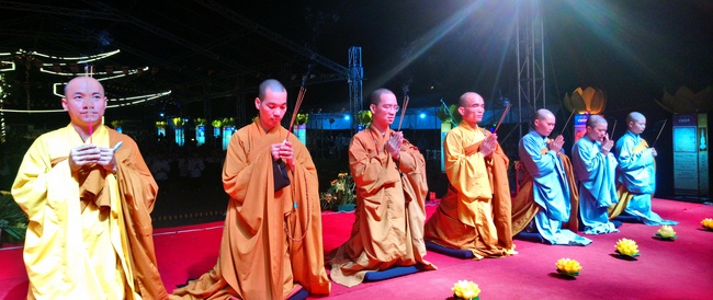 Lễ hoa đăng cầu an chùa Linh Ứng – Hải Dương