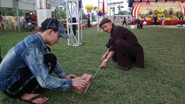 Lễ hoa đăng cầu an chùa Linh Ứng – Hải Dương