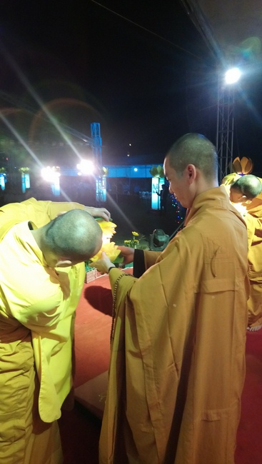 Lễ hoa đăng cầu an chùa Linh Ứng – Hải Dương