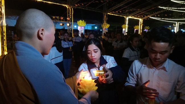 Lễ hoa đăng cầu an chùa Linh Ứng – Hải Dương