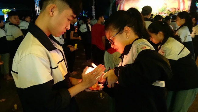 Lễ hoa đăng cầu an chùa Linh Ứng – Hải Dương
