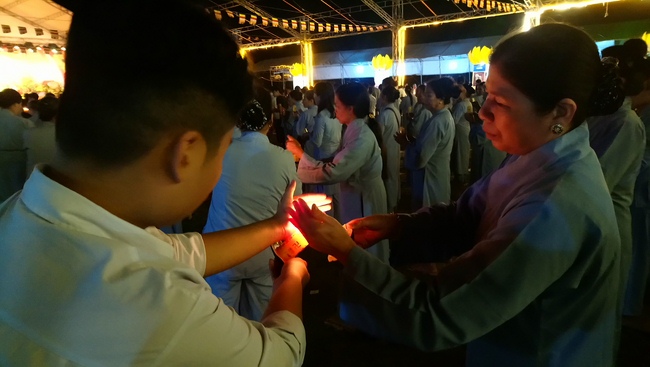 Lễ hoa đăng cầu an chùa Linh Ứng – Hải Dương