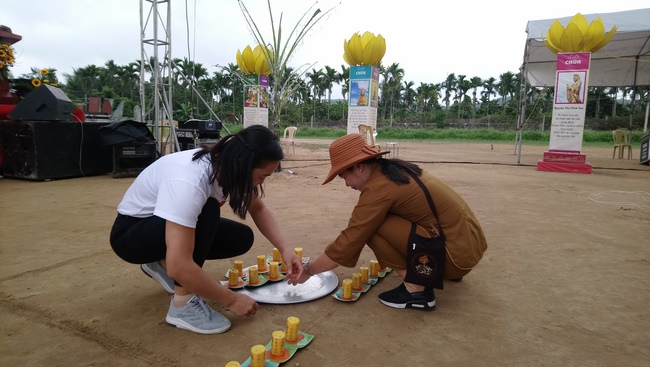 Lễ hoa đăng cầu an chùa Linh Ứng – Hải Dương