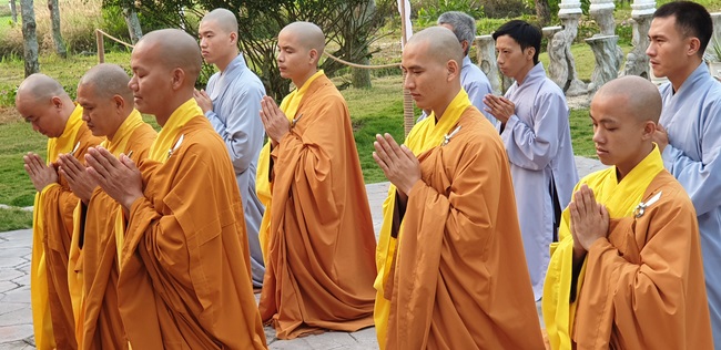 Huong Phap Pagoda wish Tet to Senior Ven Thich Chan Tinh on the lunar first Day