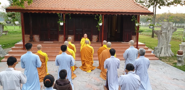 Huong Phap Pagoda wish Tet to Senior Ven Thich Chan Tinh on the lunar first Day