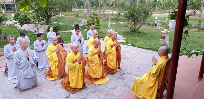 Huong Phap Pagoda wish Tet to Senior Ven Thich Chan Tinh on the lunar first Day