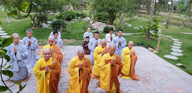 Huong Phap Pagoda wish Tet to Senior Ven Thich Chan Tinh on the lunar first Day